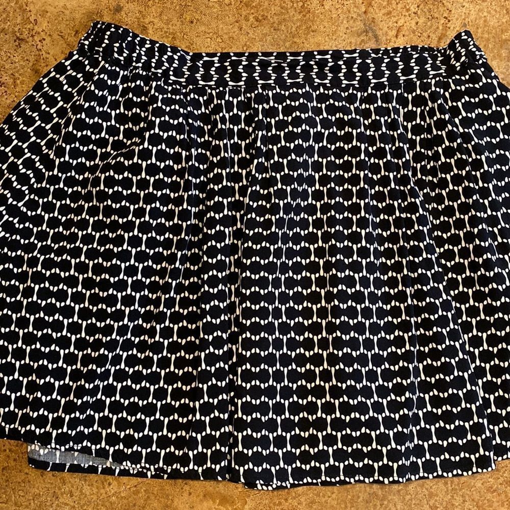 Banana Republic black and white print lined pull on gathered waist skater skirt